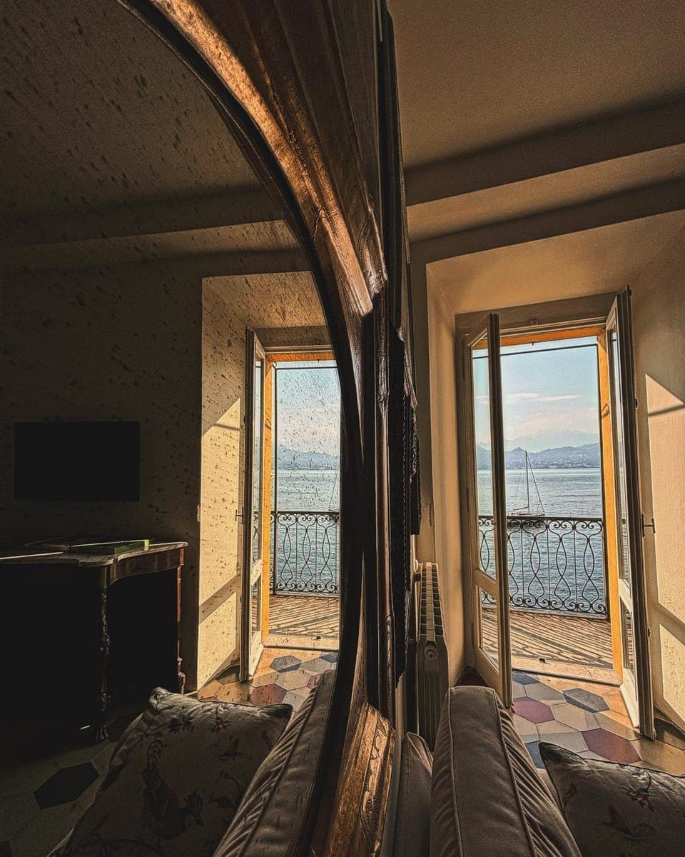 Communal lounge/ TV room, TV and multimedia, View (from property/room), Balcony/Terrace, Living room, Seating area, Lake view