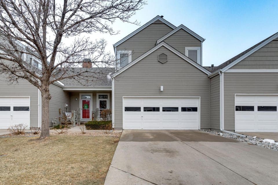 12 Mi to DIA: Cozy Denver Townhome w/ Fireplace! House in Aurora