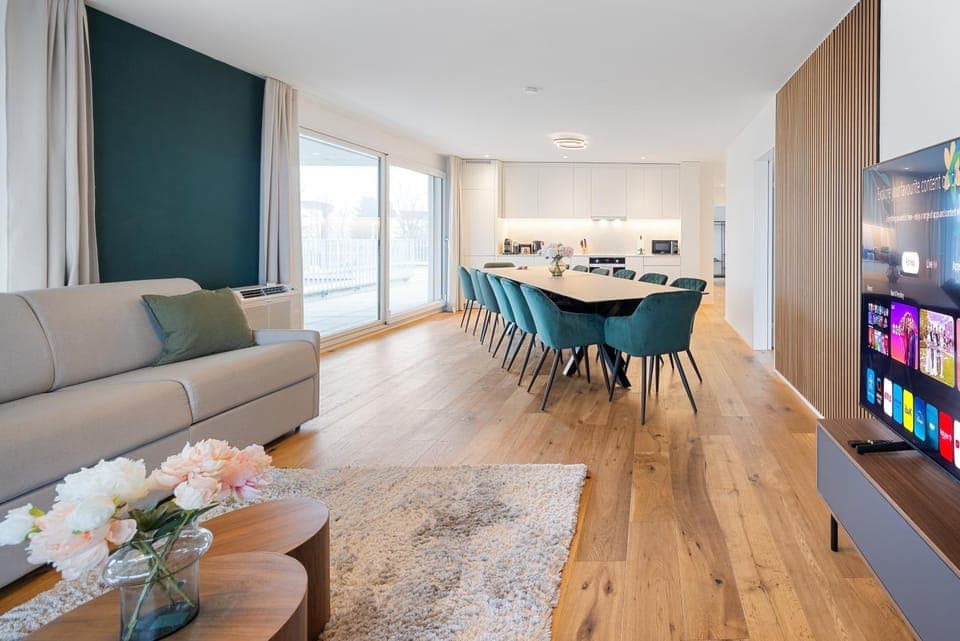 TV and multimedia, Living room, Seating area, Dining area