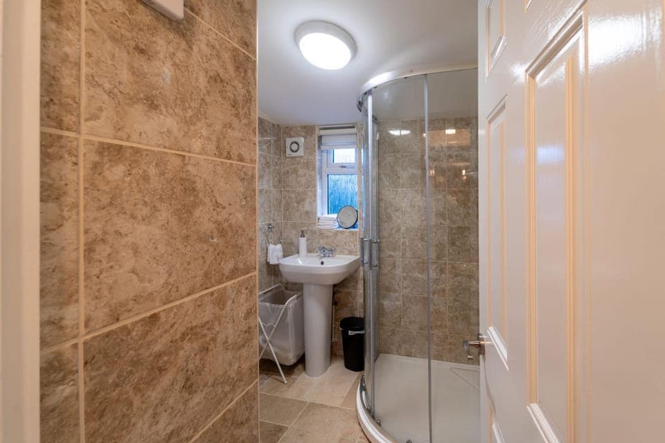 Shower, Toilet, towels