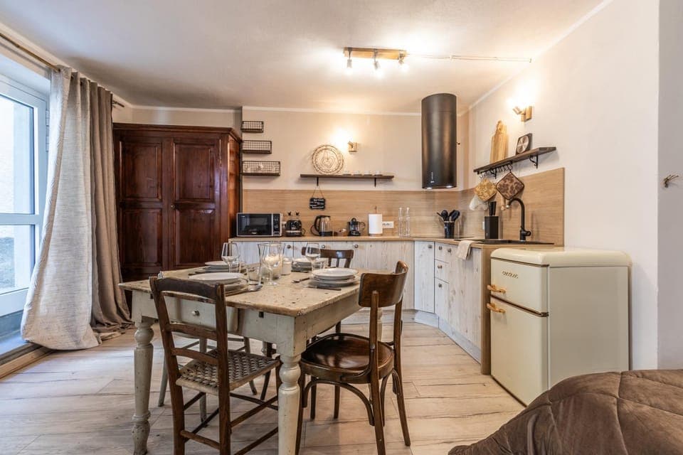 Dining area, dishwasher, pet friendly, stove