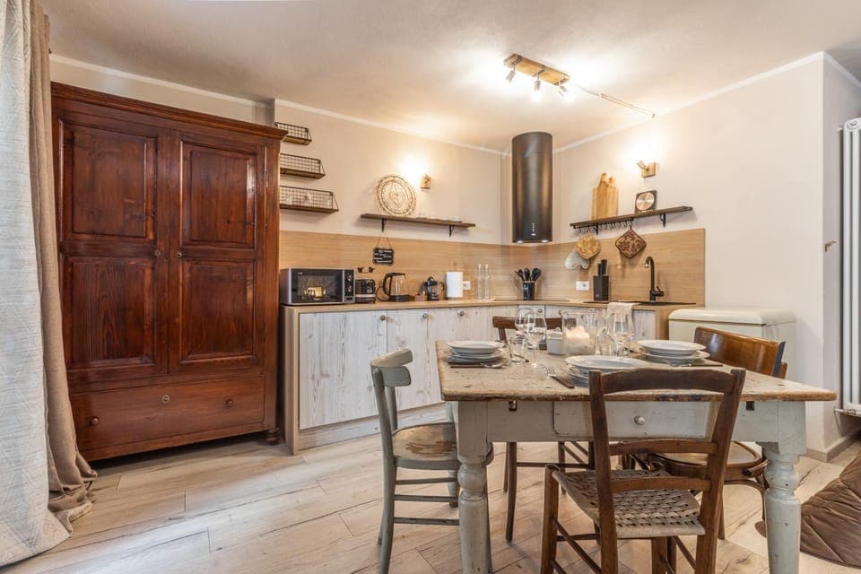 Living room, Dining area, pet friendly