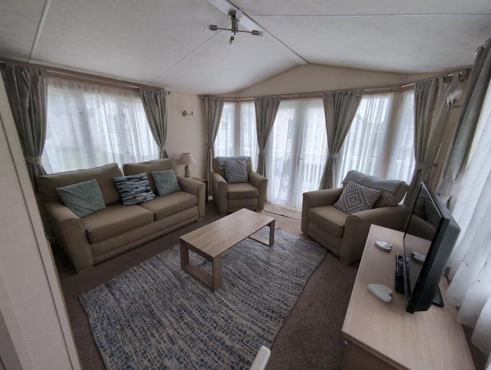 TV and multimedia, Living room, Seating area, fireplace