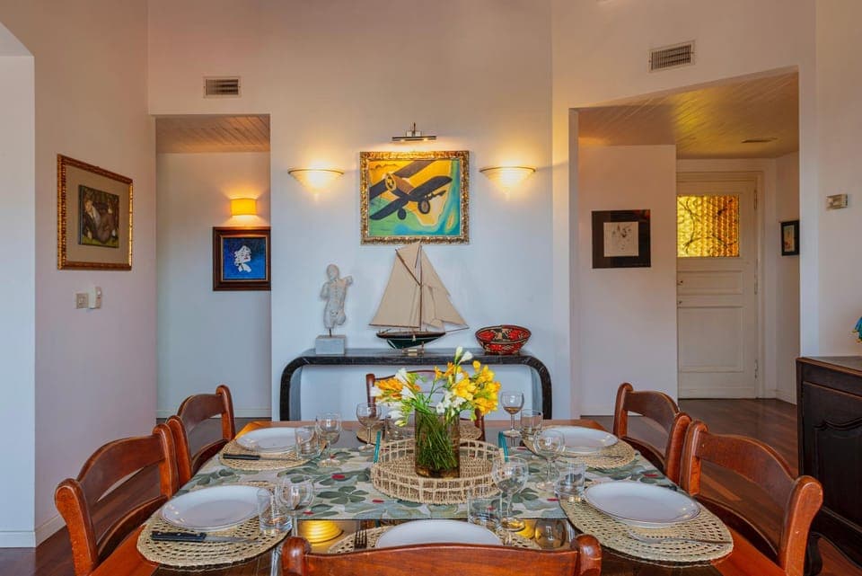 Living room, Decorative detail, Seating area, Dining area