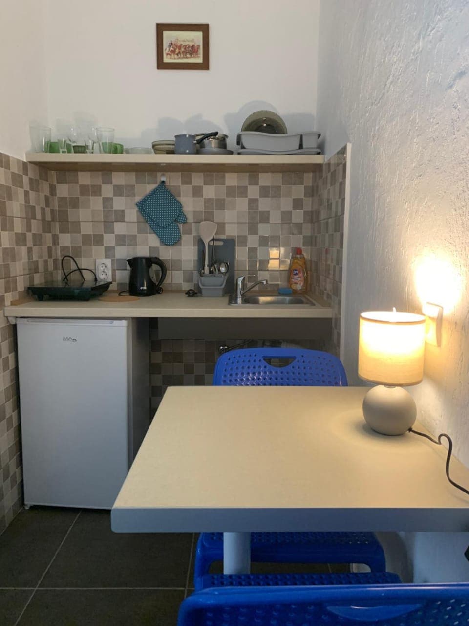 Kitchen or kitchenette, Dining area, minibar