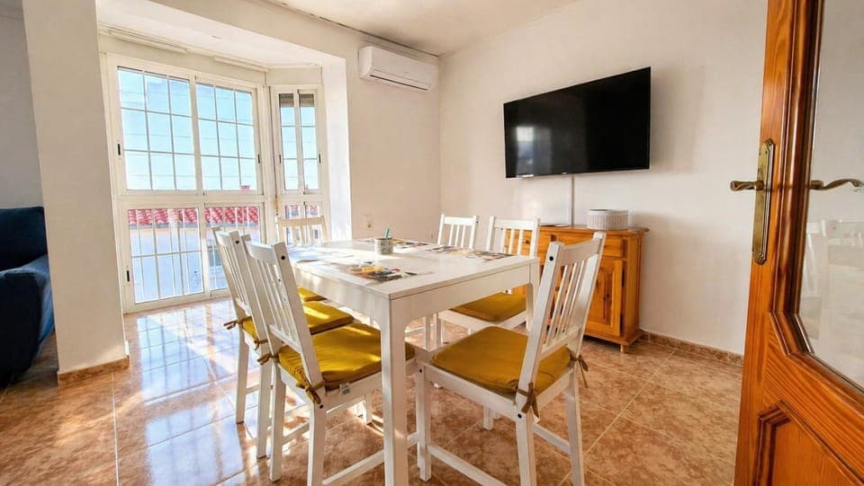 TV and multimedia, Living room, Seating area, Dining area, air conditioner
