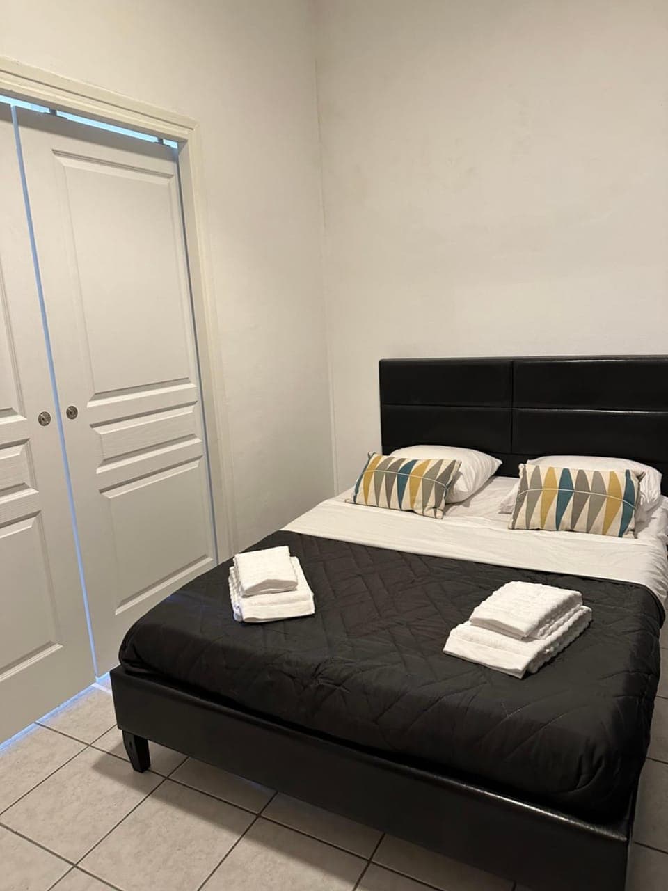 Bed, Photo of the whole room, Bedroom, towels