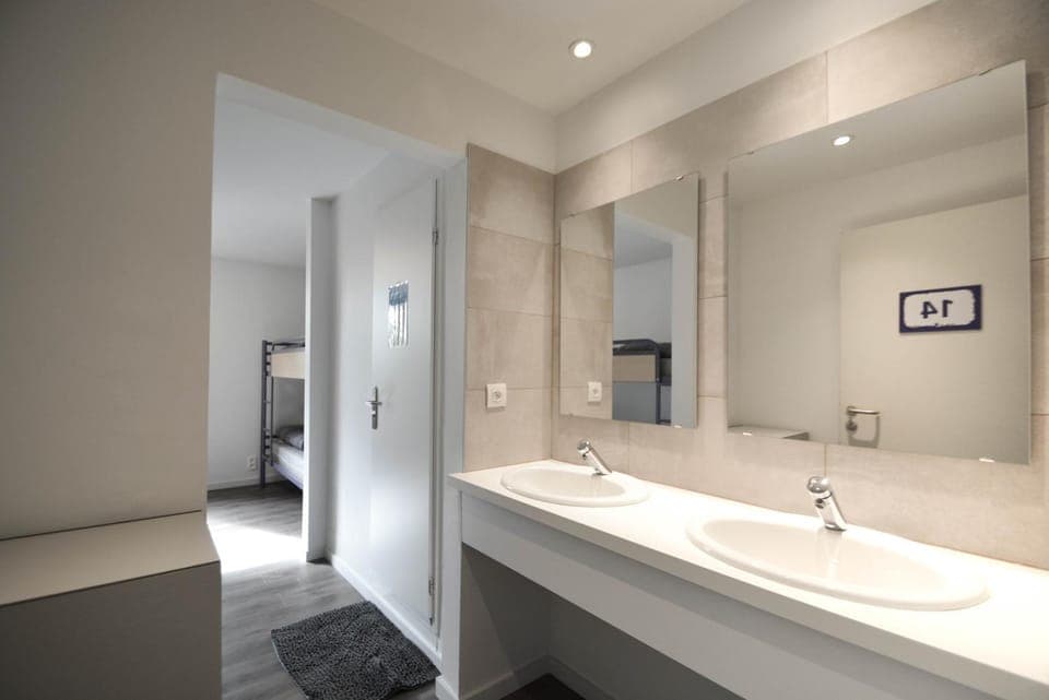 Shower, Bathroom, Bedroom, towels