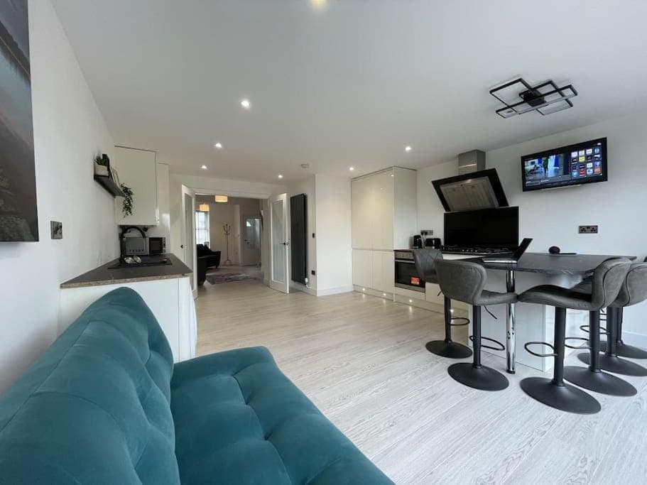 TV and multimedia, Seating area, Evening entertainment