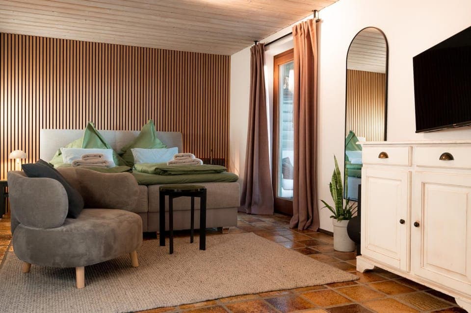 Bed, TV and multimedia, Living room, Photo of the whole room, Seating area, Bedroom