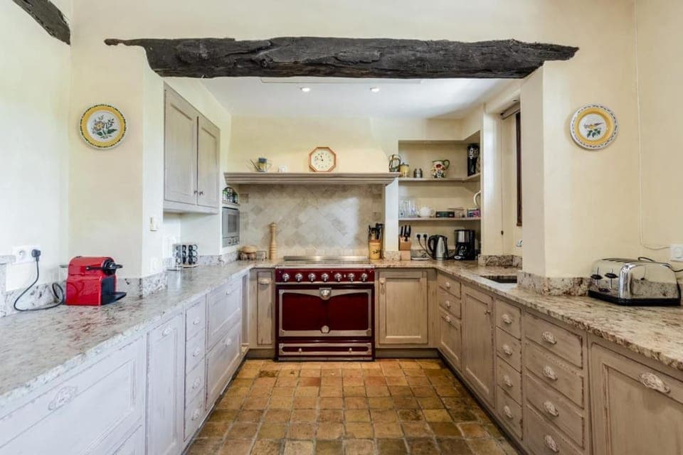 Coffee/tea facilities, dishwasher, stove, toaster, kitchen