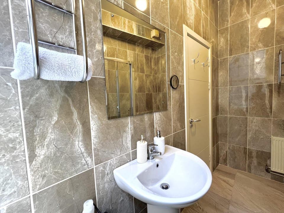 Shower, Bathroom, towels