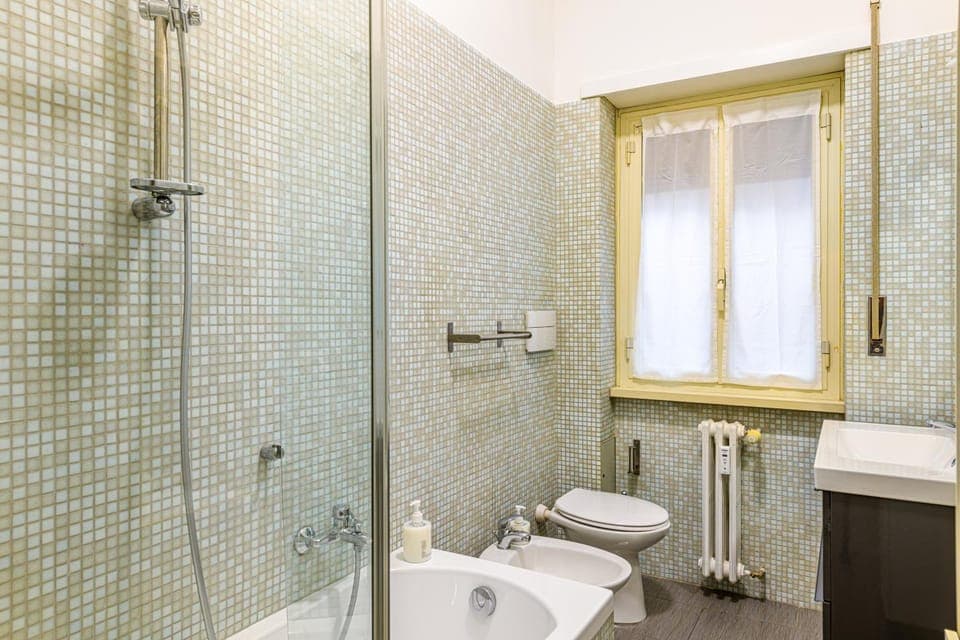 Shower, Toilet, Bathroom, Bath, bidet, towels