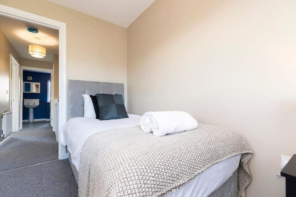 Bed, Bedroom, towels