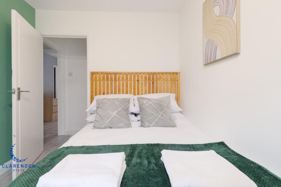 Bed, Photo of the whole room, Bedroom, towels