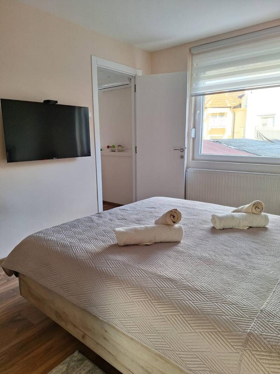 Bed, TV and multimedia, Bedroom