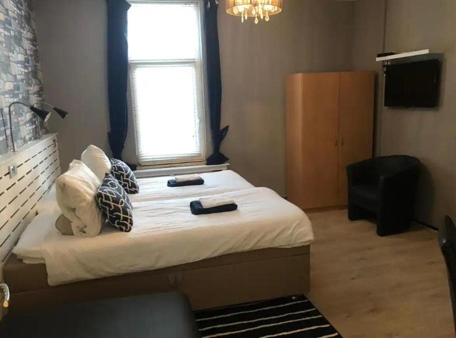 Bed, Photo of the whole room, Bedroom, towels