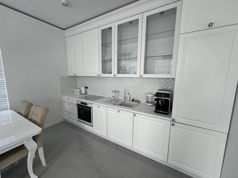 Coffee/tea facilities, Kitchen or kitchenette, Dining area, oven, stove