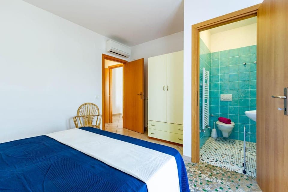 Shower, Bed, Bathroom, Photo of the whole room, Bedroom