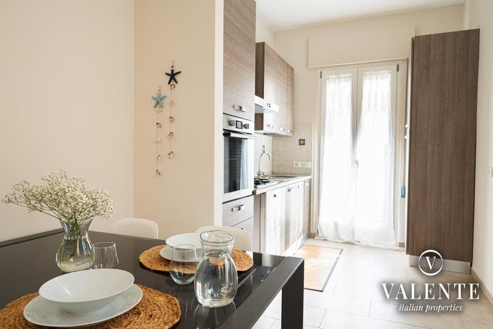 Kitchen or kitchenette, Dining area, oven, stove