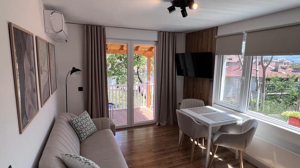 TV and multimedia, Living room, Seating area, air conditioner, air conditioner