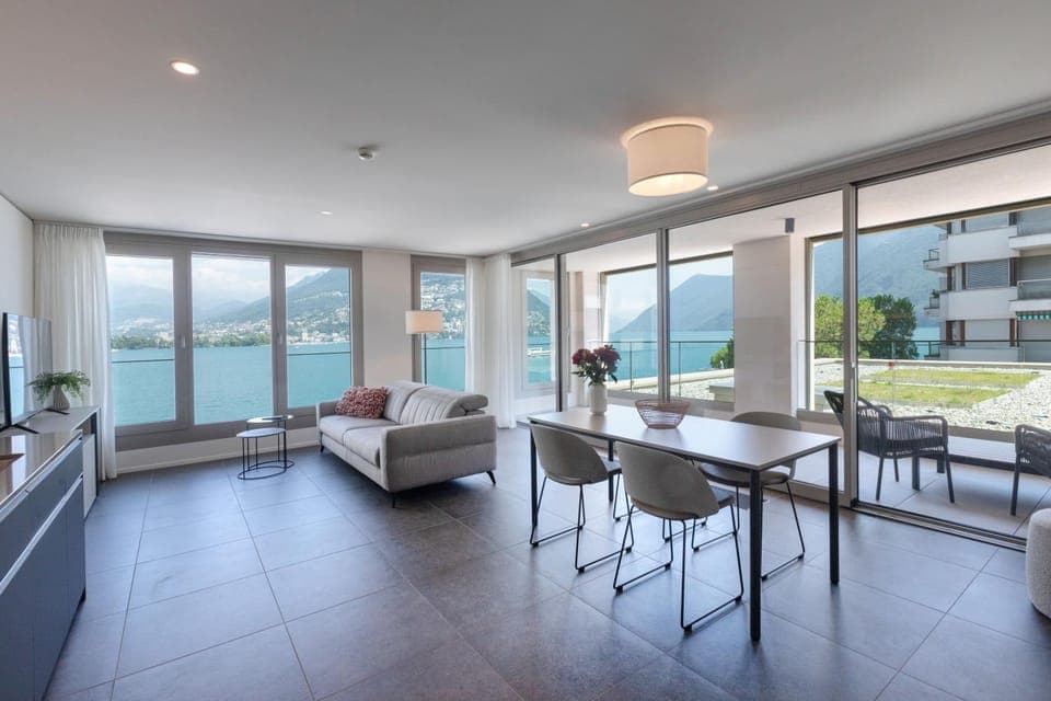 View (from property/room), Living room, Lake view