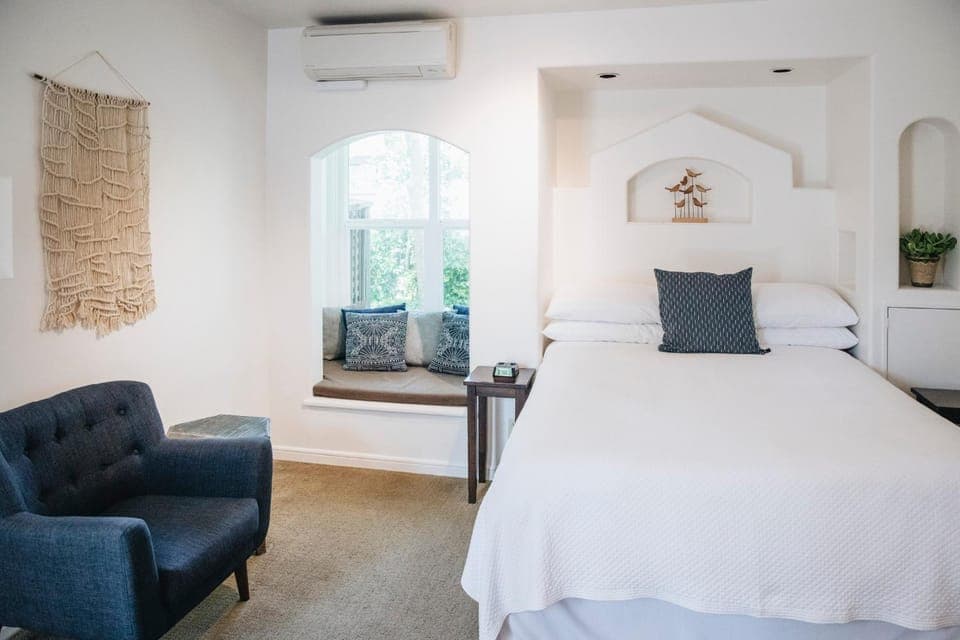 Bed, Day, View (from property/room), Decorative detail, Seating area, Bedroom, On site