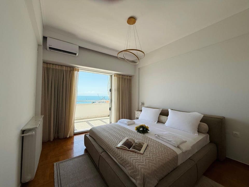 Bed, Natural landscape, Photo of the whole room, Seating area, Bedroom, Sea view, air conditioner