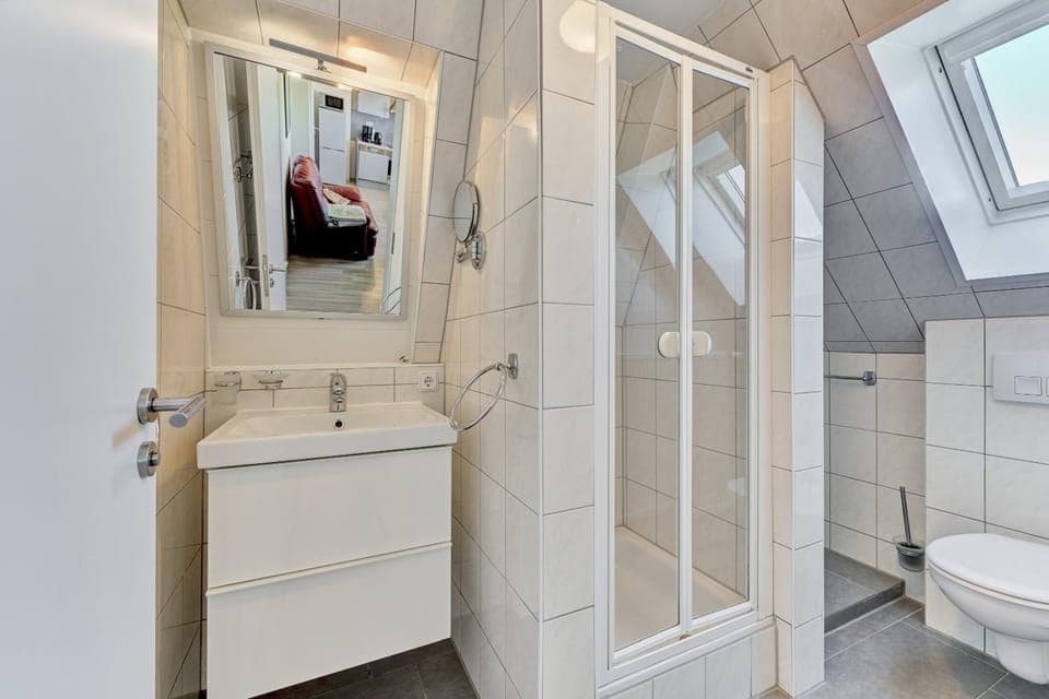 Shower, Toilet, Bathroom, towels