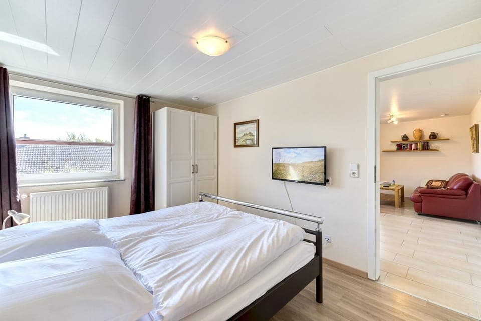 Bed, TV and multimedia, Photo of the whole room, Bedroom