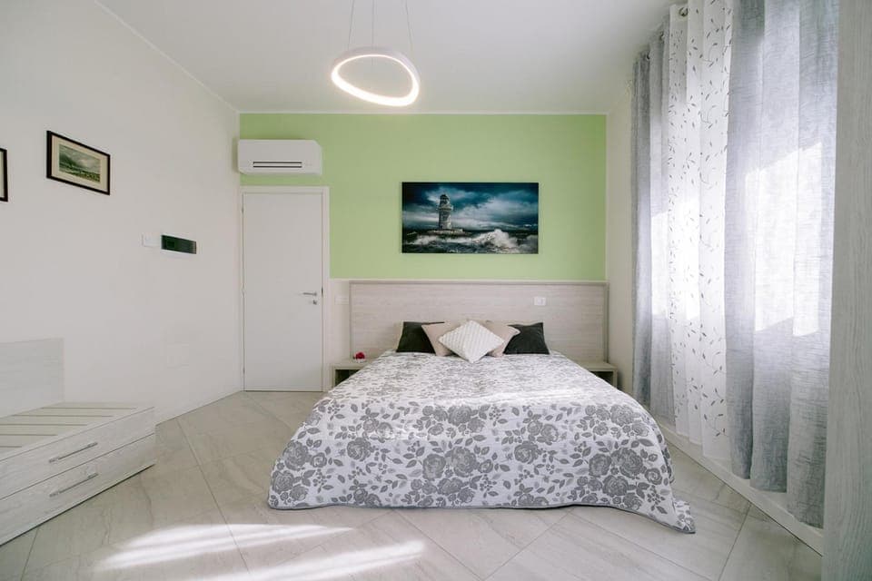 Bed, Photo of the whole room, Bedroom, towels, air conditioner