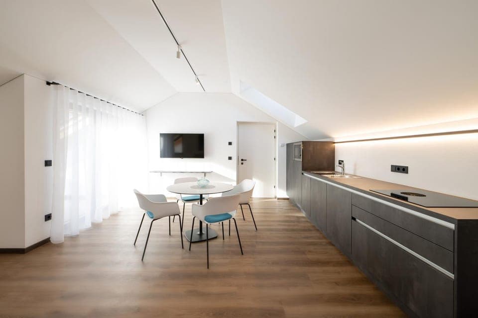 Communal lounge/ TV room, TV and multimedia, Kitchen or kitchenette, Living room, Seating area, Dining area, minibar, stove