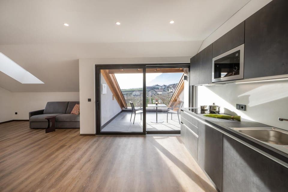 Kitchen or kitchenette, Living room, Seating area, minibar, stove