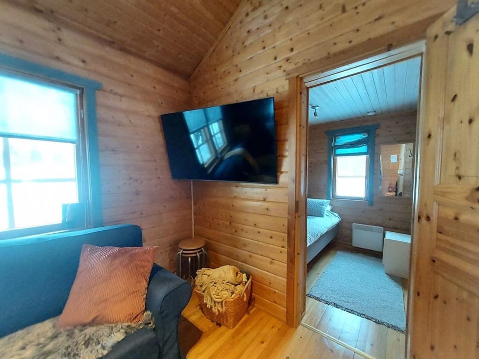 Communal lounge/ TV room, Bed, TV and multimedia, Living room, Seating area