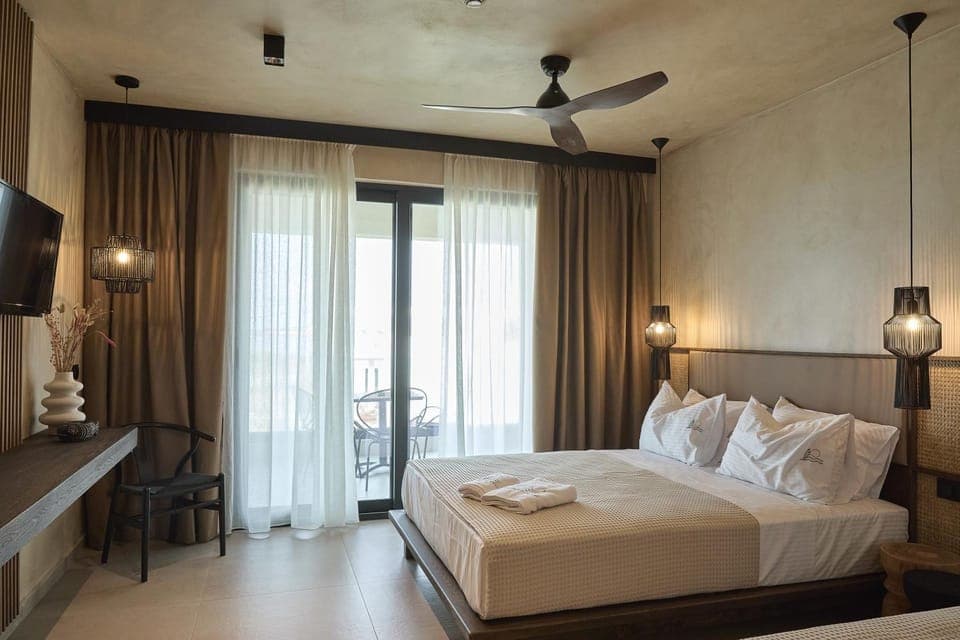 Bed, TV and multimedia, Bedroom