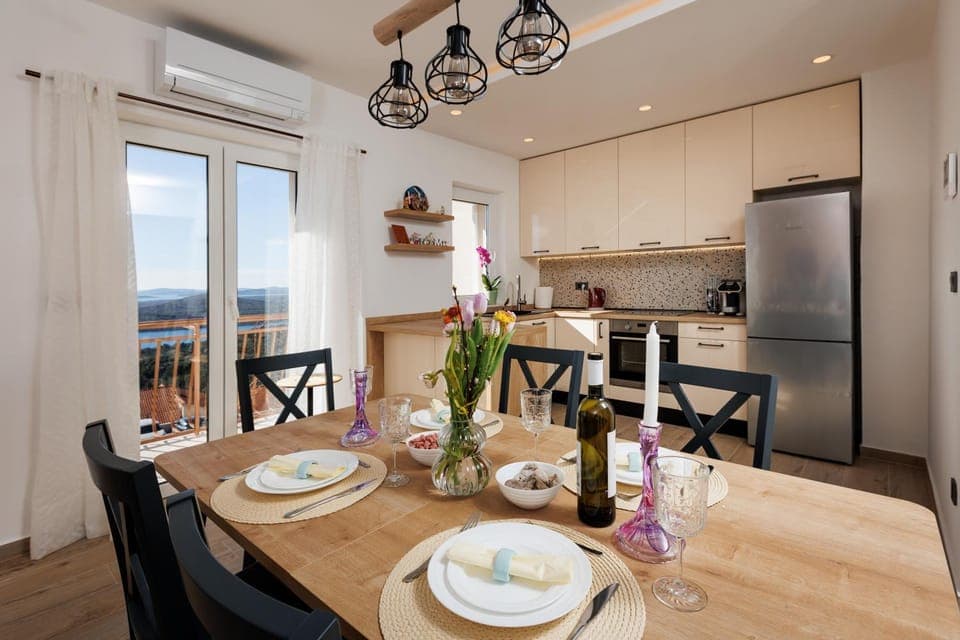 Kitchen or kitchenette, Dining area, air conditioner