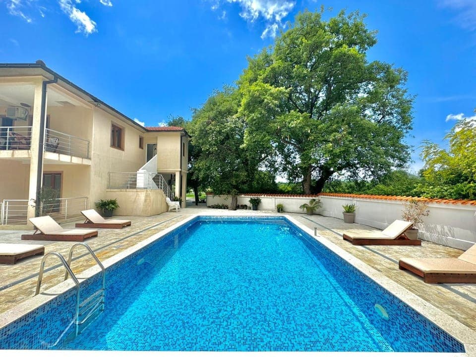 Property building, Pool view, Swimming pool, Swimming pool, sunbed