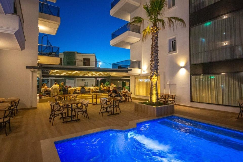 Restaurant/places to eat, Lounge or bar, Swimming pool