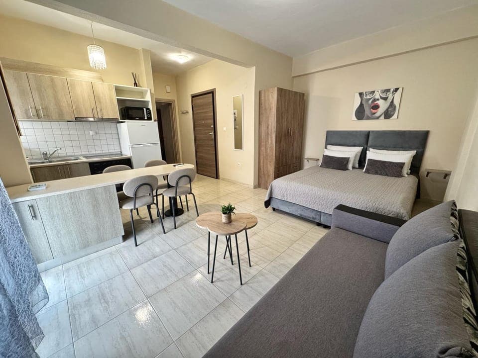 Bed, Kitchen or kitchenette, Living room, Seating area, Dining area