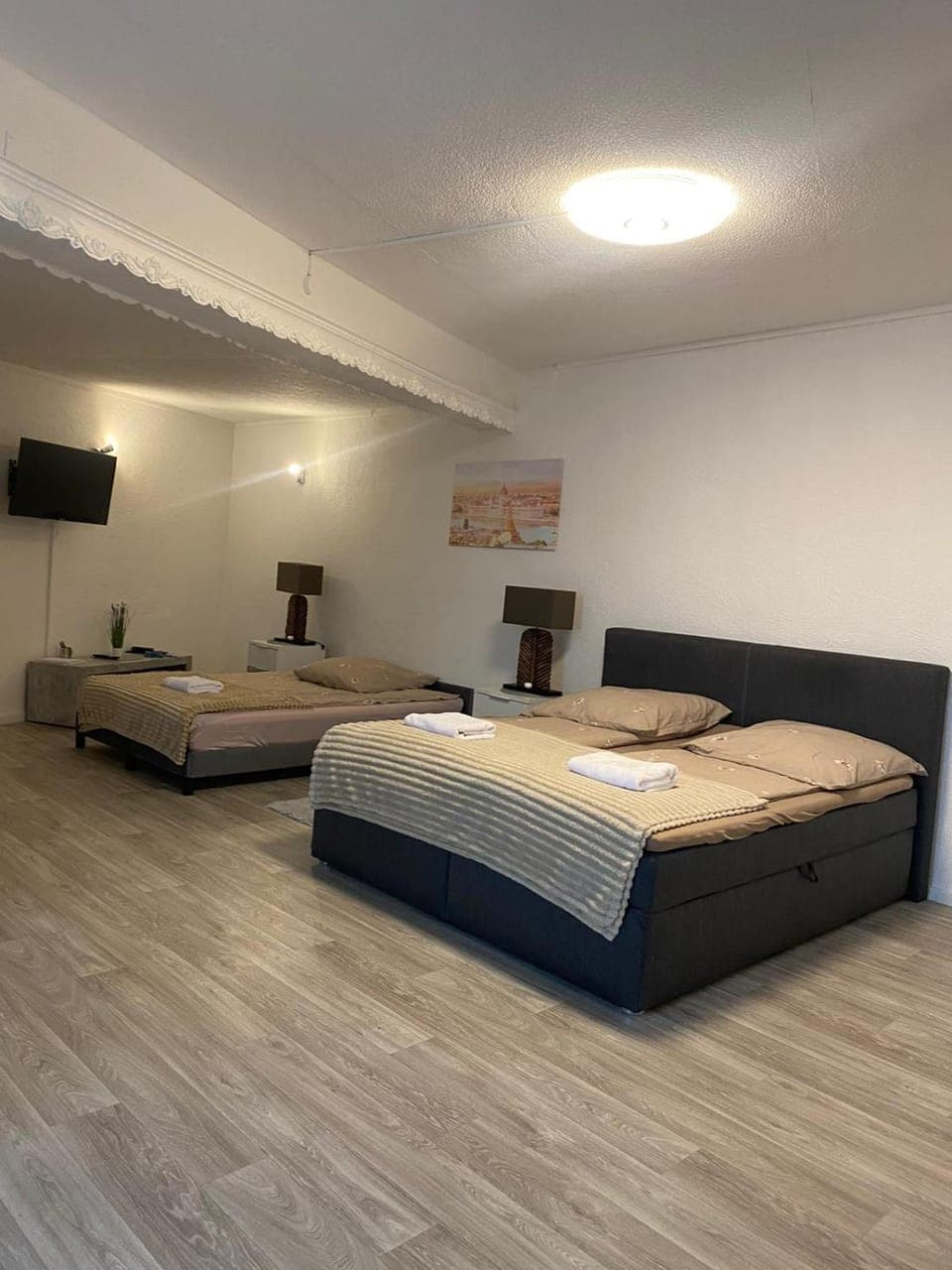 Bed, TV and multimedia, Bedroom