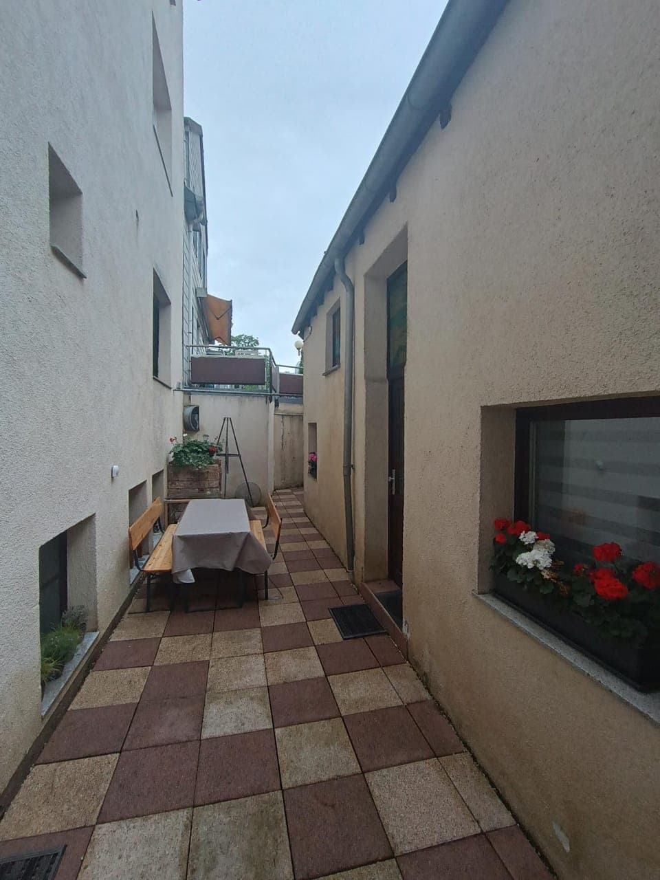 Property building, Day, Balcony/Terrace, Balcony/Terrace, Dining area, Parking