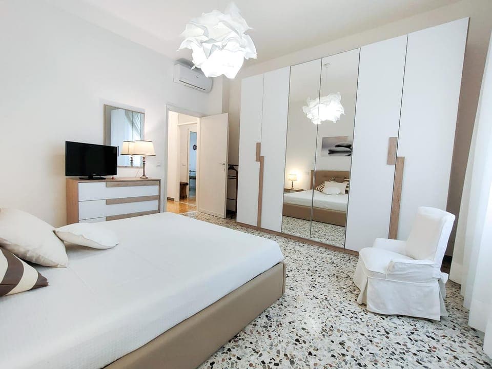 Bed, TV and multimedia, Photo of the whole room, Bedroom, wardrobe