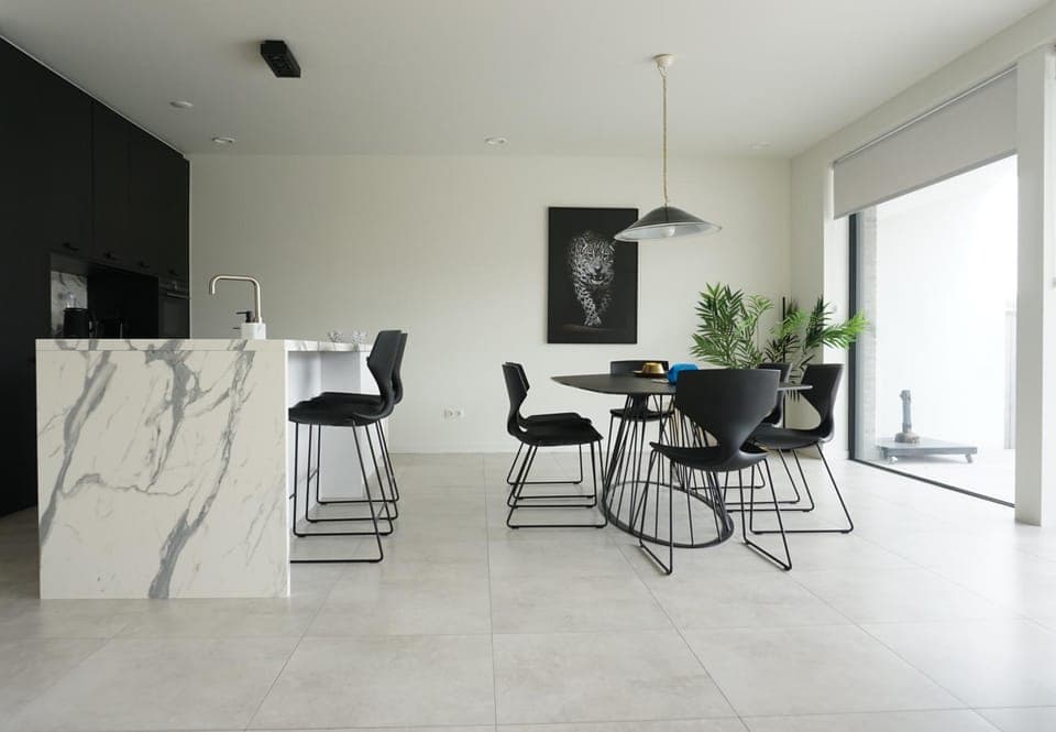 Kitchen or kitchenette, Dining area