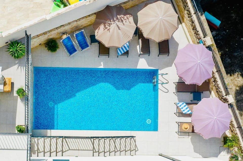 Patio, Swimming pool, sunbed