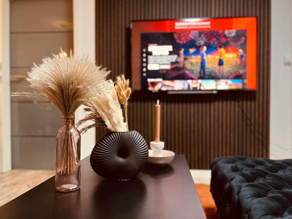 Communal lounge/ TV room, TV and multimedia, Living room, Decorative detail, Seating area, Evening entertainment