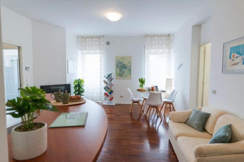 TV and multimedia, Living room, Seating area, Dining area