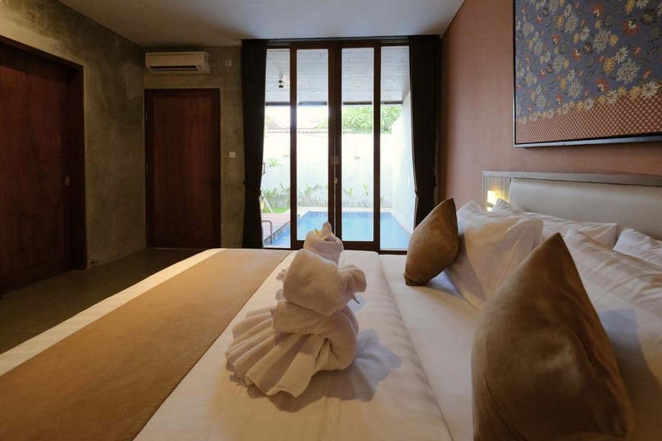 Bed, Bedroom, Pool view, Pool view, Swimming pool