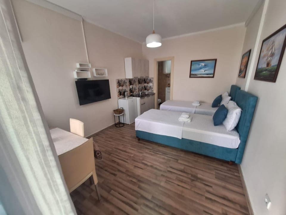 Bed, TV and multimedia, Photo of the whole room, Seating area, Bedroom