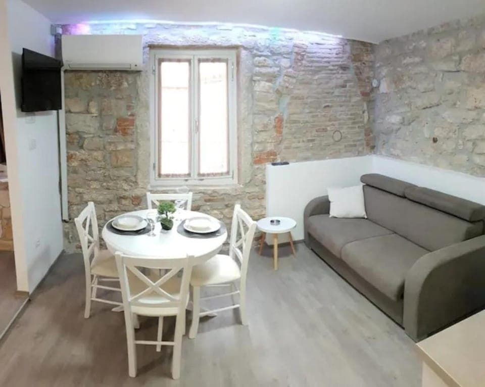 TV and multimedia, Living room, Seating area, Dining area