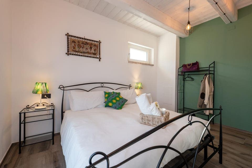 Photo of the whole room, Bedroom, towels